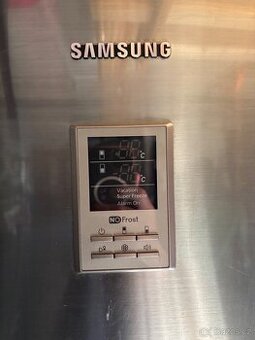 Lednice Samsung s displejem
