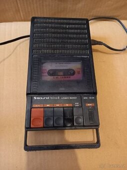 Retro přenosný magnetofon