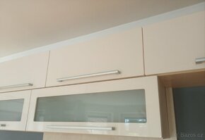 Nábytková dvířka slonová kost lesk, včetně úchytek
