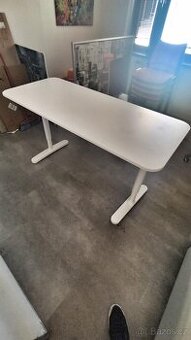 Prostorný pracovní stůl 140 × 60 cm – ve velmi dobrém stavu
