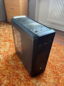 Počítač s monitorem