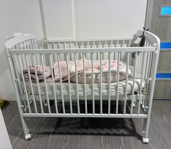 Detska drevena postylka bila, se stahovaci bocnici