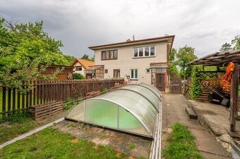 Prodej krásného řadového rodinného domu 4+1 s bazénem