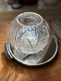 Broušené a lisované mísy, nástolec