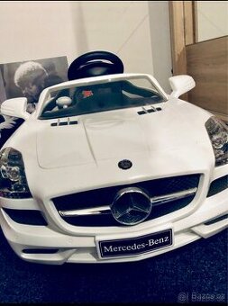 Dětské elektrické autíčko za. MERCEDES AMG