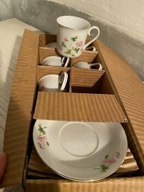 Porcelánová sada hrnků a talířků