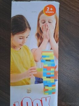 Dřevěná hra padající věž