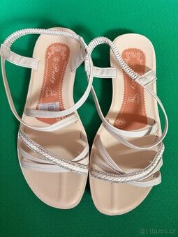 Dámské páskové boty na nízkém podpatku vel. 40