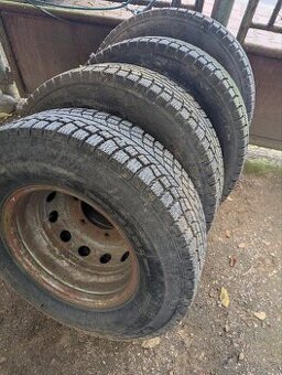 Zimní pneu 225/75 R16C obuto na diskach Iveco Daily