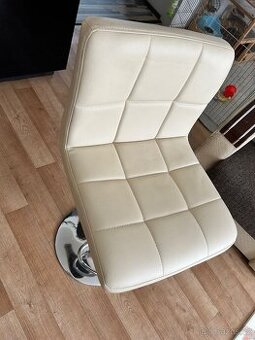 Barové židle se skleněným stolkem