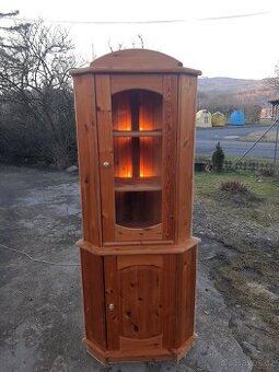 Rohová vitrína z masivního dřeva (borovice)