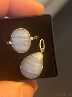 Zlatý prsten a prívesek s chalcedonem