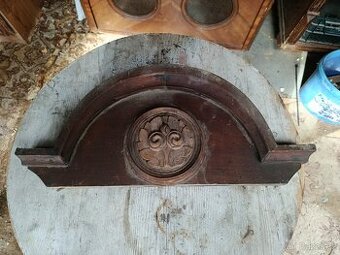 Starožitná vyřezávaná koruna skříně / čelo postele