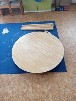 Jídelní kulatý stůl