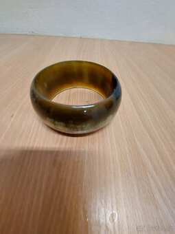 Prodám pevný náramek na ruku vyrobeno v Keni