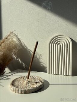 Ručně vyráběný stojan na vonné tyčinky