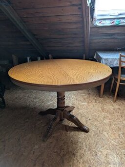 Rozkládací masivní stůl