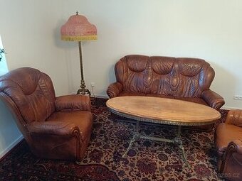 Konferenční stolek s mosaznou konstrukcí