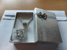 Stříbrný set řetízek, přívěsek, náušnice ve tvaru válečku...