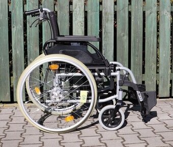 014-Mechanický invalidní vozík Breezy.