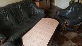 Kožená sedací souprava a dvě křesla s masivu