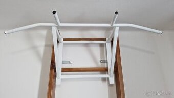 Kovová hrazda na žebřiny