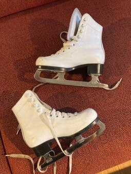 Dva páry dívčích bruslí