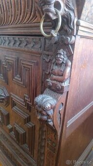 Vyřezávaná komoda