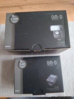 Blesk Olympus FL-700WR a vysílač FC-WR jako nové