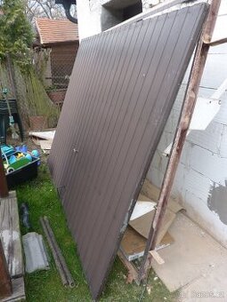 výklopná garážová plechová vrata s rámem