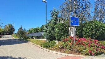 Stavební pozemek se sítěmi B12-Hrušovany u Brna- 875m2
