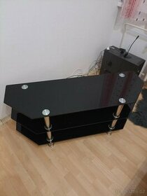 černý skleněný stolek pod televizi - 1