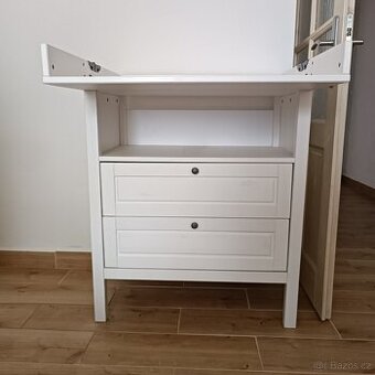 Komoda s přebalovacím pultem