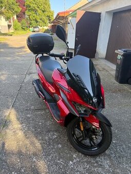 Skútr SYM Jet X 125i – 970 km, 2022, jako nový + kufr SHAD