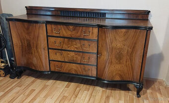 Krásný starožitný příborník v dobré kondici