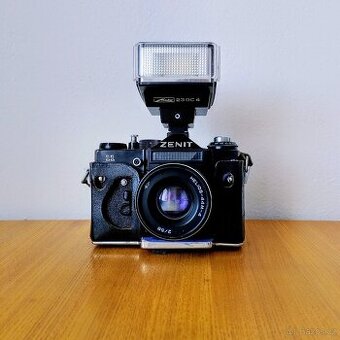 Fotoaparát ZENIT + blesk Mecablitz