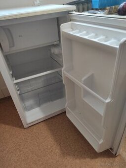 Dobrý den , prodám gauč,ledničku, autosedačku, tv stolek