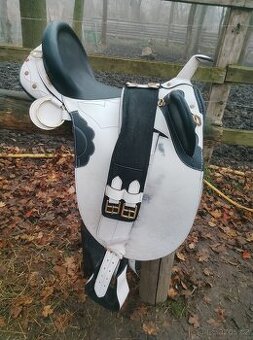 Australské sedlo bílé