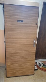 Prodám protipožární vchodové dveře do bytu 80 cm pravé