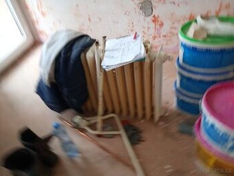 Prodám litinovou vanu a daruji k tomu radiátory