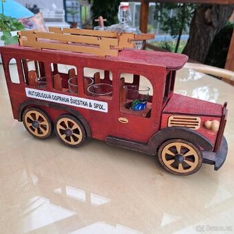 Autobus na přepravu švestkového moku.