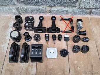 Starožitné bakelitové věci (jističe, kliky, zásuvky...)