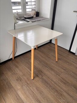 Jídelní stůl za odvoz