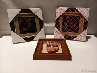 Nástěnné obrázky 3D (např. sušené kytky).