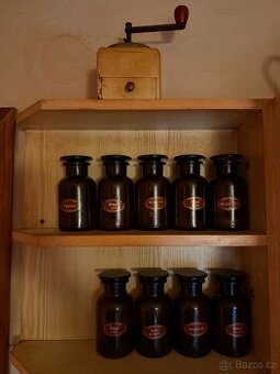 Sada kořenek z tmavého skla