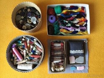 Šicí potřeby, nitě, bavlnky, knoflíky