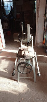 Pila na hutní materiál