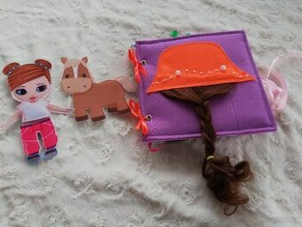 quiet book s panenkou a koněm