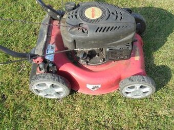 BENZINOVA SEKACKA HECHT 41SH s pojezdem