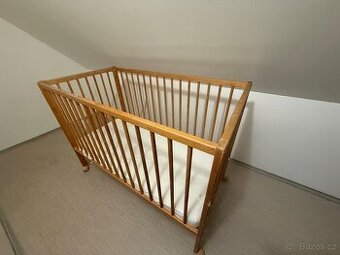 Dětská dřevěná postýlka s matraci
